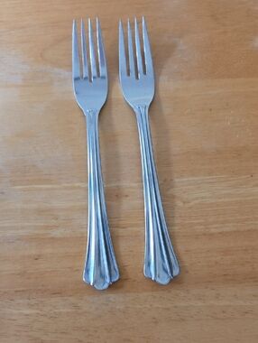 Onedia Bandcroft Elegant Silver-Tone Dinner Forks - Classic Pattern (Set of 2)